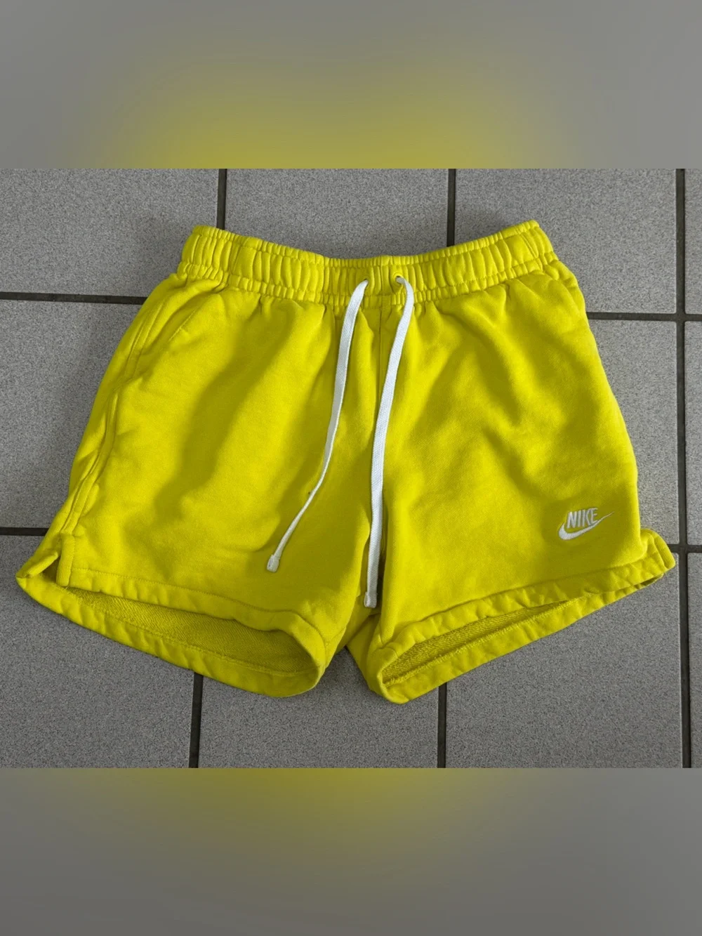 Nike Club Fleece French Terry Flow Shorts Men’s Small Opti Yellow